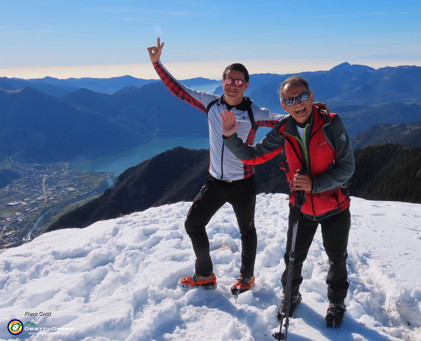 27 In vetta al Monte Alto (1723 m) con bella vista sul Lago d'Iseo.JPG